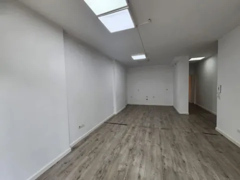 Tirane, jepet me qera zyre Kati 2, 93 m² 800 € (STADIUMI DINAMO)