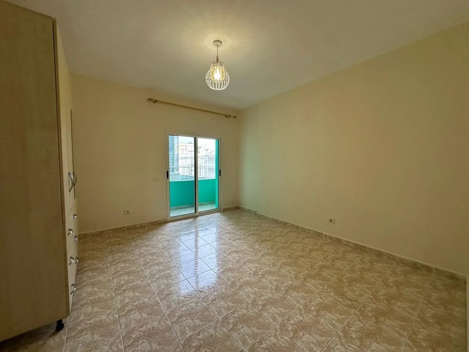 Tirane, jepet me qera dyqan Kati 3, 120 m² 700 € (KOMUNA E PARISIT)