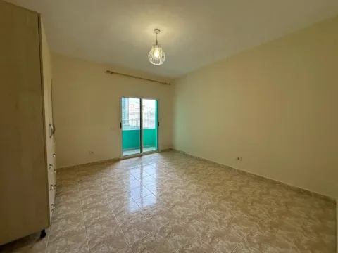 Tirane, jepet me qera dyqan Kati 3, 120 m² 700 € (KOMUNA E PARISIT)