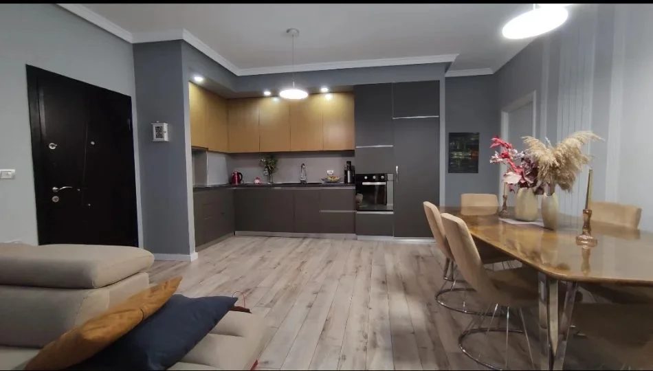 Tirane, jepet me qera apartament 2+1 Kati 1, 85 m² 620 € (Selite)