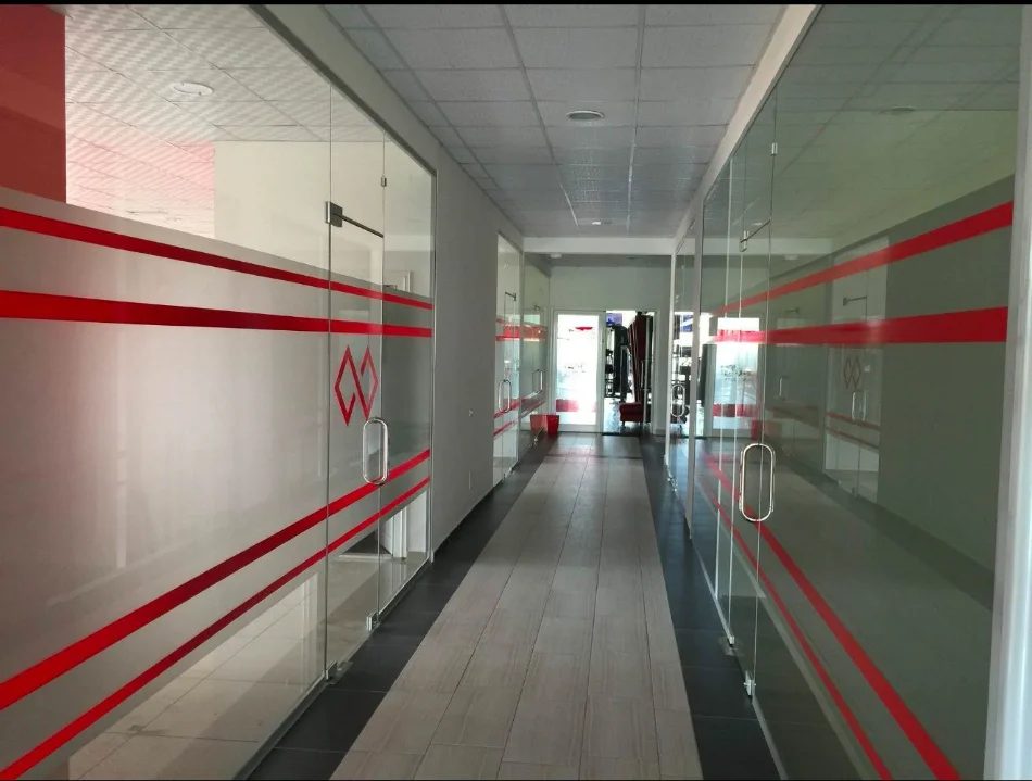 Tirane, jepet me qera zyre Kati 2, 250 m² 700 € (BULEVARDI I RI)