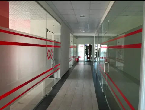 Tirane, jepet me qera zyre Kati 2, 250 m² 700 € (BULEVARDI I RI)