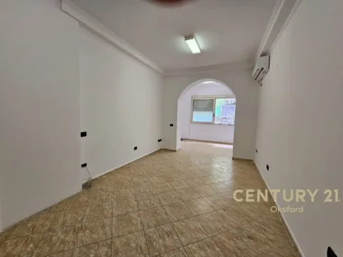 Tirane, jepet me qera zyre Kati 3, 65 m² 520 € (Blloku)