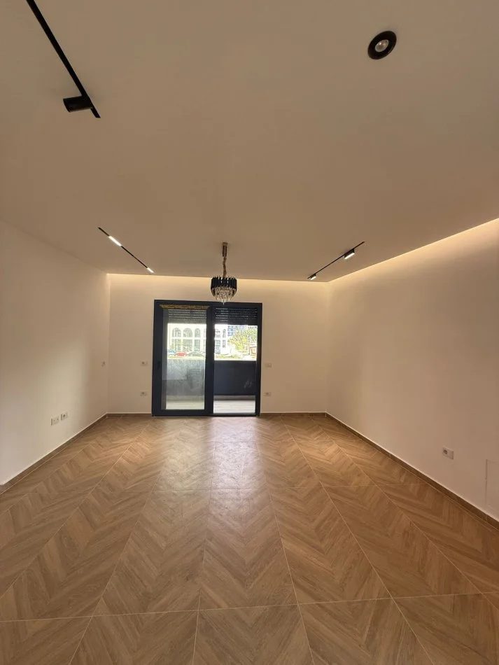 Tirane, jepet me qera zyre Kati 1, 65 m² 750 € (ASTIR)