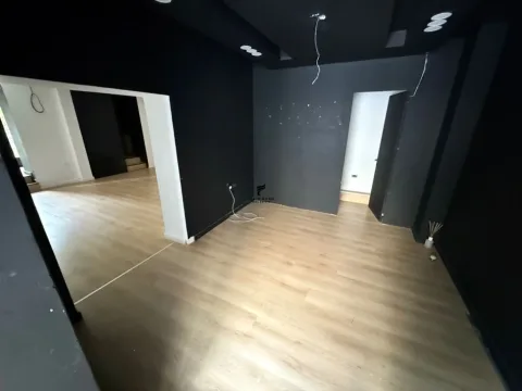 Tirane, jepet me qera zyre Kati 1, 100 m² 2.000 € (BLLOKU)