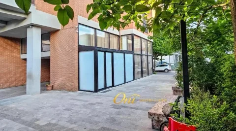 Tirane, jepet me qera dyqan Kati 0, 45 m² 600 € (SHKOLLA KUQE)