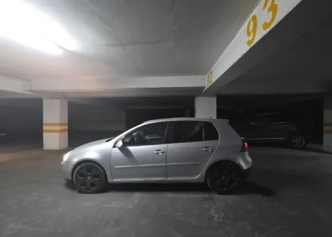 Tirane, shitet makine Volkswagen Golf 5 Nafte, automatike, 245.000 km, 3.900 €