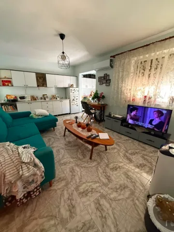 Tirane, jepet me qera apartament 1+1 Kati 2, 60 m² 45.000 Lek (Ish Tregu Elektrik prane Neptunit)