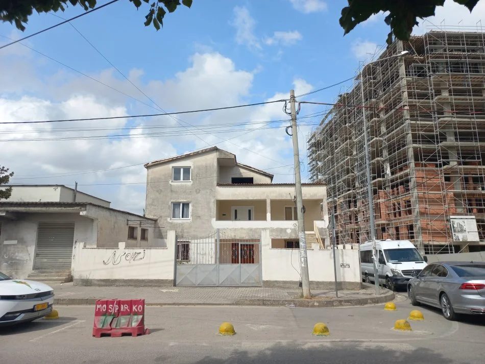 Tirane,Qera Ambjent-Biznesi, ideale për klinik medikale, dentare, sallon parukeri, magazin, kopsht fëmijësh etj ,kat 0, 