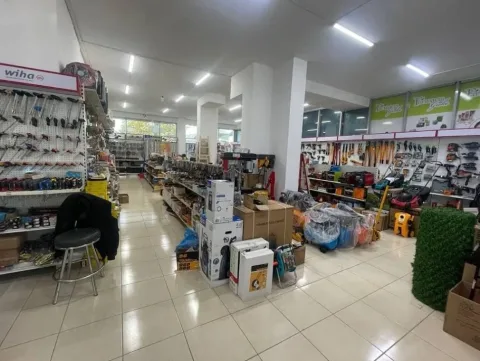 Tirane, shitet dyqan Kati 0, 194 m² 620.000 € (Kthesa e Kamzes)