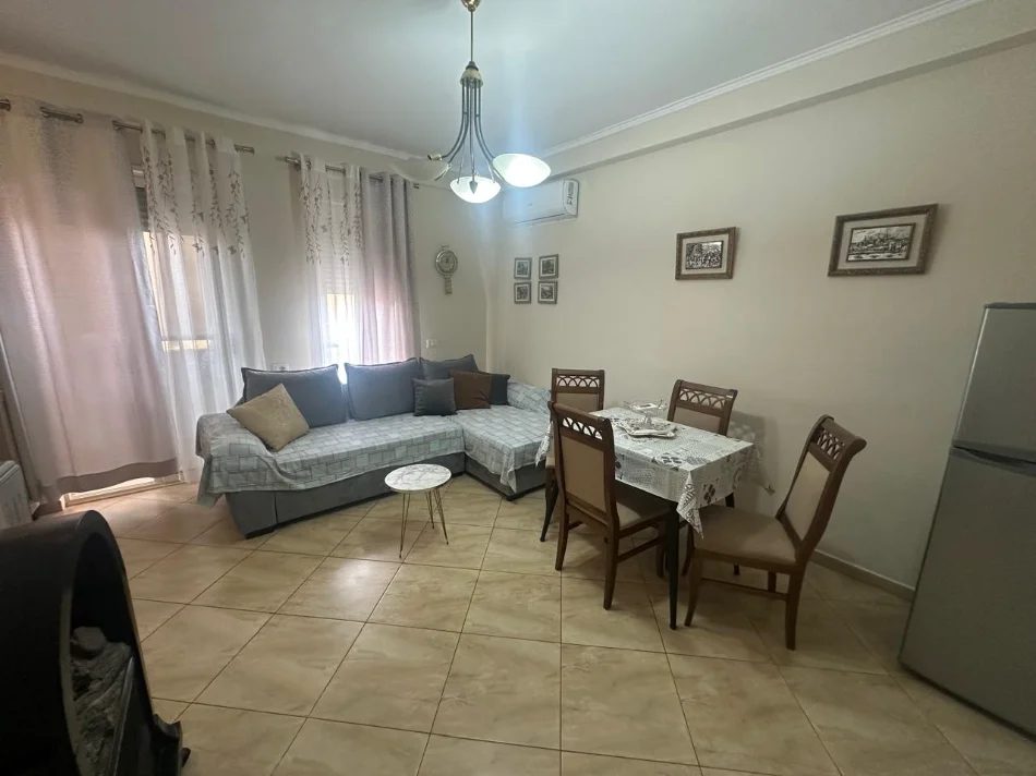 Tirane, jepet me qera apartament 1+1+Ballkon Kati 4, 65 m² 500 € (Rruga Kongresi i Manastirit)