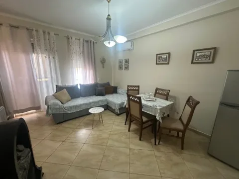 Tirane, jepet me qera apartament 1+1+Ballkon Kati 4, 65 m² 500 € (Rruga Kongresi i Manastirit)