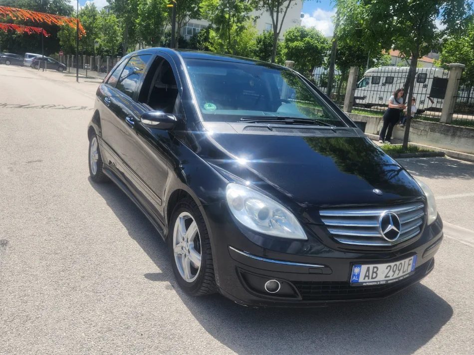 Durres, shitet makine Mercedes Benz Nafte, e zeze automatik 200.000 km 3.500 €