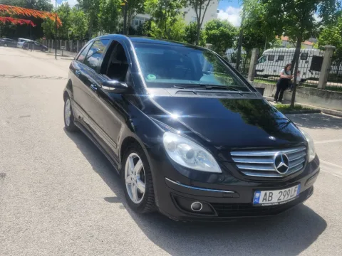 Durres, shitet makine Mercedes Benz Nafte, e zeze automatik 200.000 km 3.500 €