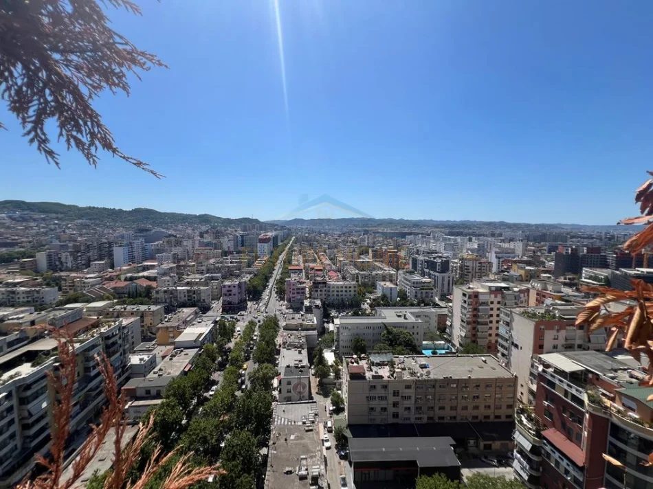 Tirane, jepet me qera ambjent biznesi , 160 m² 2.500 €