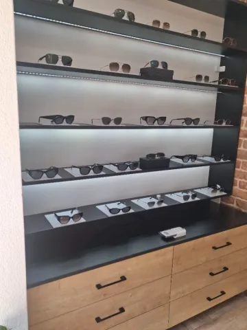 Shes mobilje dyqani Sirtare, rafte me drita led, banak Karrike dhe tavolina 2.900 €