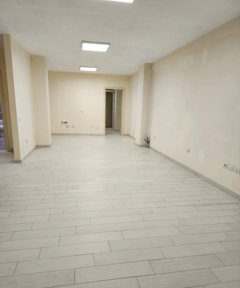 Tirane, jepet me qera ambjent biznesi Kati 3, 140 m² 1.200 € (Pazari i Ri)