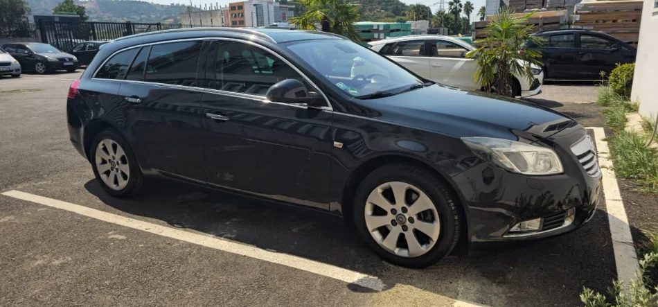 Tirane, shitet makine Opel Insigne Nafte, e zeze automatik Klima 294.000 km 350.000 €