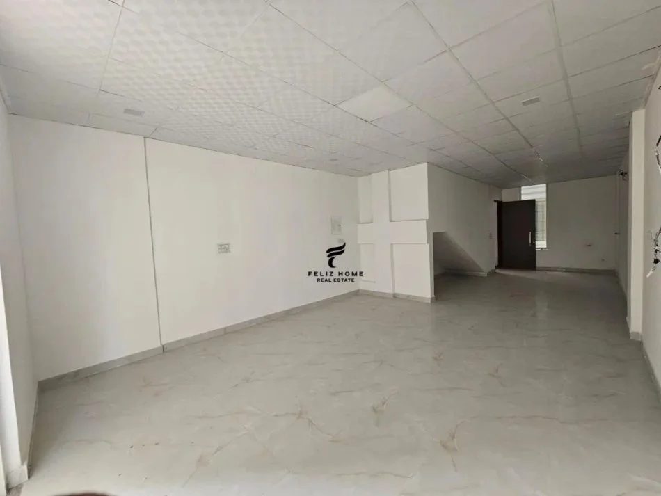 Tirane, jepet me qera dyqan Kati 0, 100 m² 1.200 € (YZBERISHT)