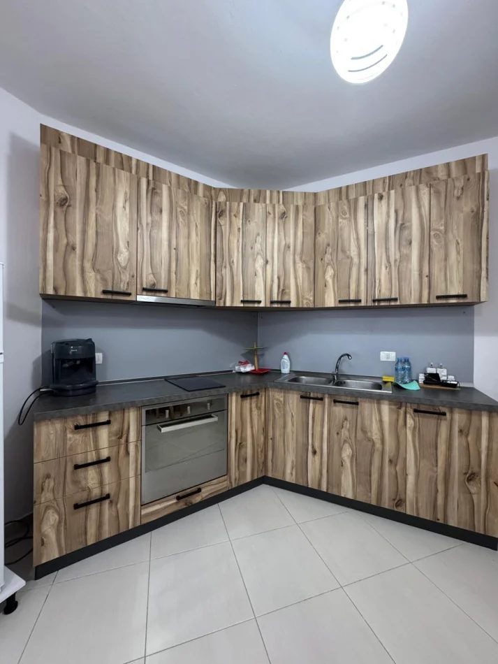 Tirane, jepet me qera apartament 1+1 Kati 8, 70 m² 500 € (Astir)