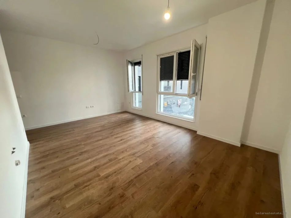 [BZ21043] Tirane, jepet me qera zyre Kati 1, 50 m² 450 €