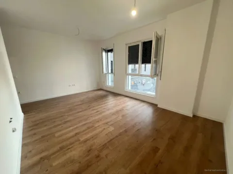 [BZ21043] Tirane, jepet me qera zyre Kati 1, 50 m² 450 €
