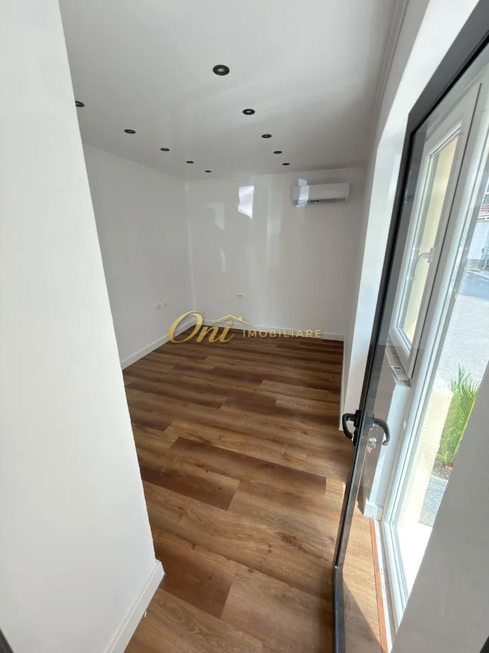 Tirane, jepet me qera dyqan Kati 0, 45 m² 700 € (PRANE ROSMAN LALA, QENDER)