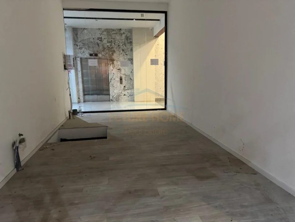 Tirane, jepet me qera ambjent biznesi Kati 0, 144 m² 1.200 € (Garden Building)