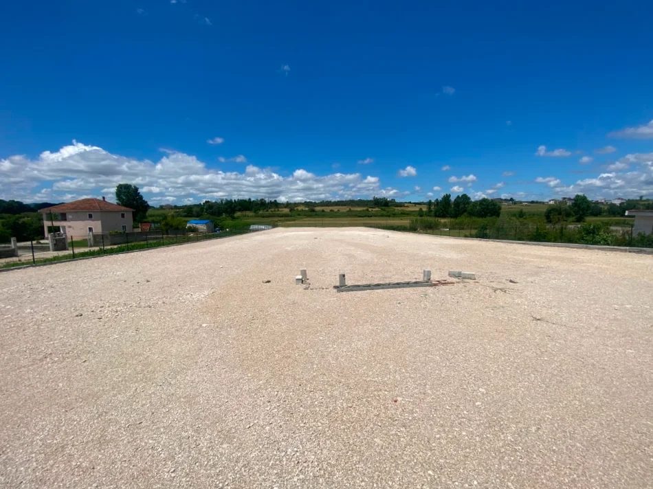 Kamez, jepet me qera toke , 3.500 m² , 900 Euro . ( Liqeni i Cerkezes )