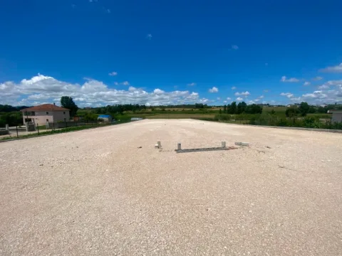 Kamez, jepet me qera toke , 3.500 m² , 900 Euro . ( Liqeni i Cerkezes )