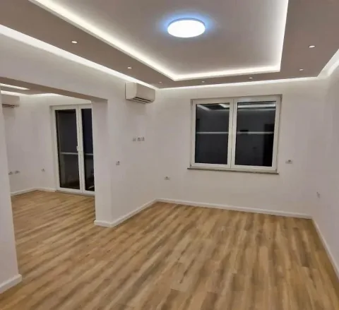 ZYRE ME QERA 120 M2 RRUGA E DURRSIT 90.000 LEK