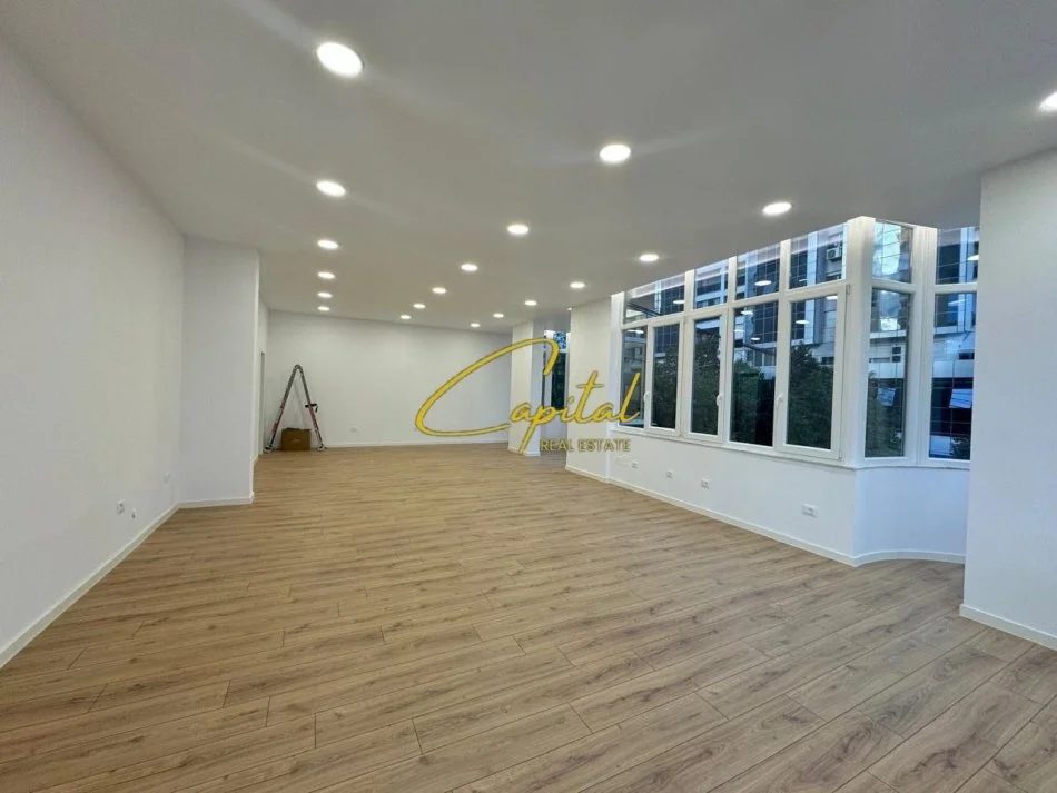 Tirane, shitet dyqan Kati 1, 100 m² 230.000 € (SQUARE 21)