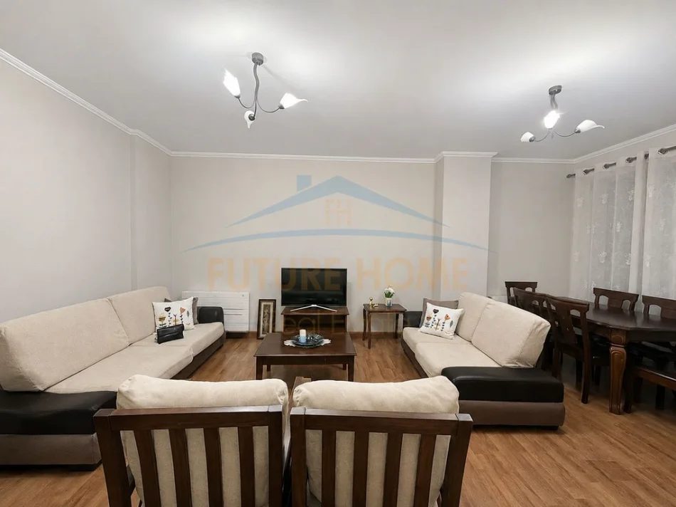 Tirane, jepet me qera apartament 2+1+Ballkon Kati 8, 104 m² 800 € (Rruga e Barrikadave, Tiranë)