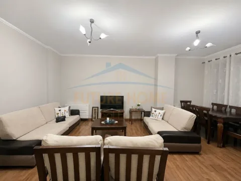 Tirane, jepet me qera apartament 2+1+Ballkon Kati 8, 104 m² 800 € (Rruga e Barrikadave, Tiranë)