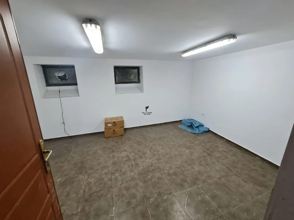 Tirane, jepet me qera dyqan Kati 0, 45 m² 800 € (RRUGA E BARRIKADAVE)