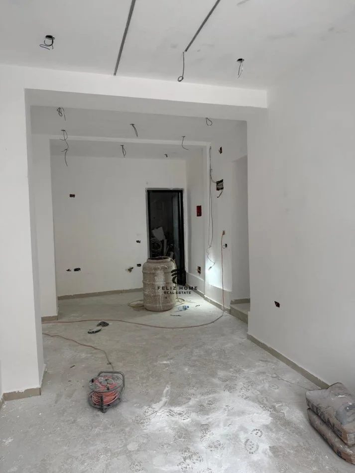 Tirane, shitet dyqan Kati 0, 82 m² 400.000 € (XHAMLLIK)