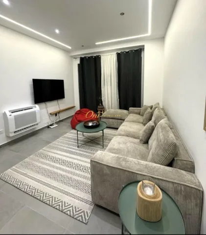 Tirane, jepet me qera apartament 1+1 Kati 7, 80 m² 850 € (RRUGA E KAVAJES)