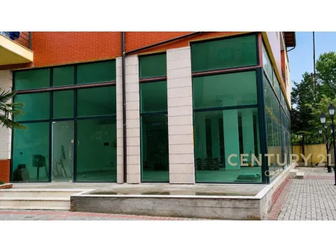 SHITET AMBJENT COMERCIAL NE FRESK NE RRUGE KRYESORE