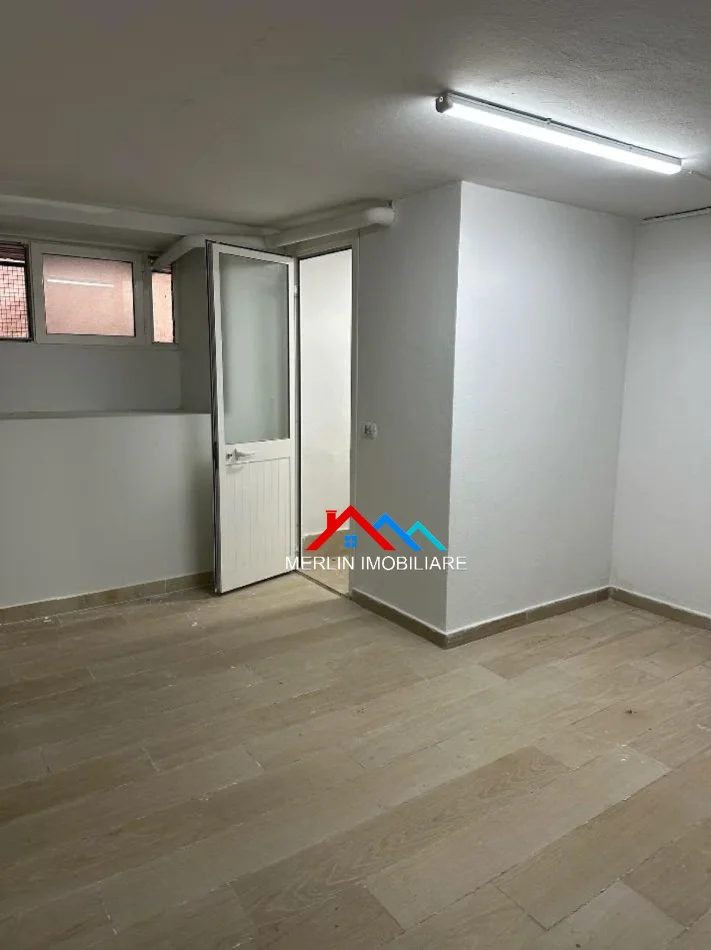 Tirane, jepet me qera ambjent biznesi Kati -1, 16 m² 300 € (RRUGA SAMI FRASHERI,SHESHI WILLSON)