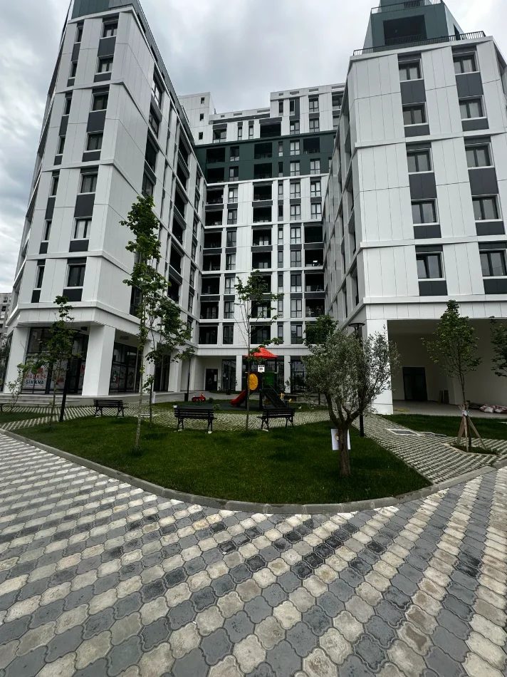 Tirane, jepet me qera dyqan Kati 0, 100 m² 2.500 € (KOMUNA E PARISIT)