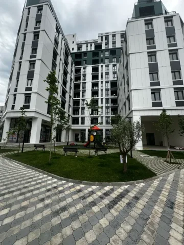 Tirane, jepet me qera dyqan Kati 0, 100 m² 2.500 € (KOMUNA E PARISIT)