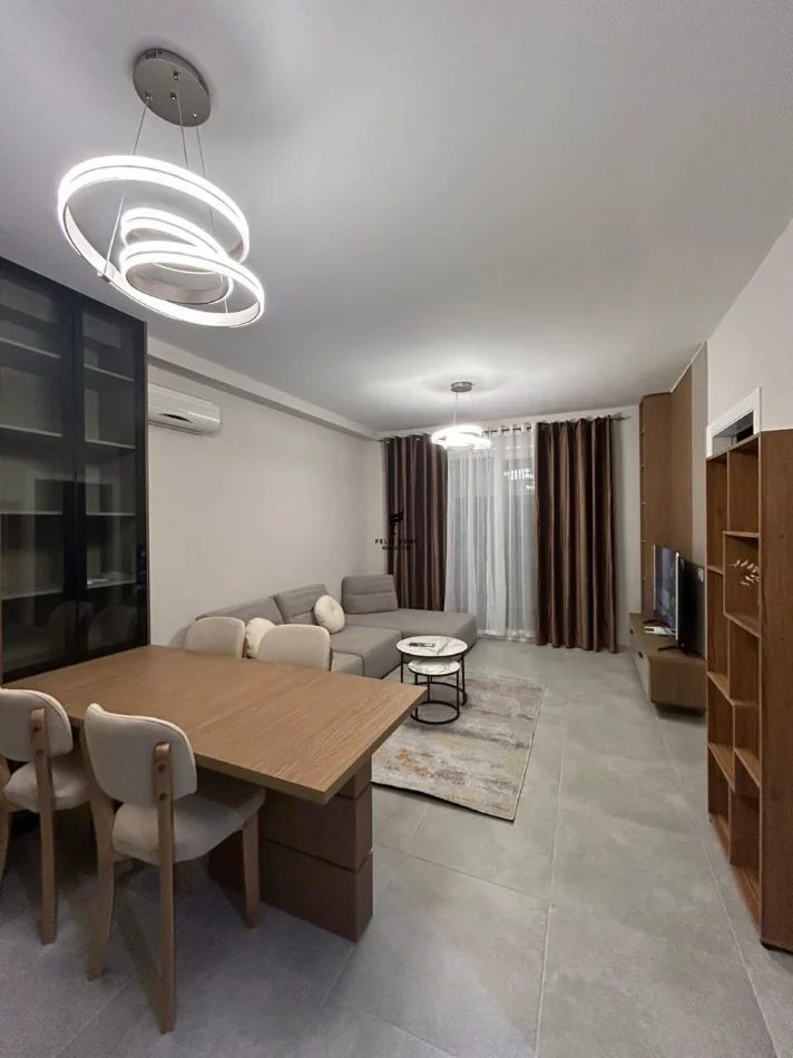 Tirane, jepet me qera apartament 1+1 Kati 12, 70 m² 500 € (YZBERISHT)