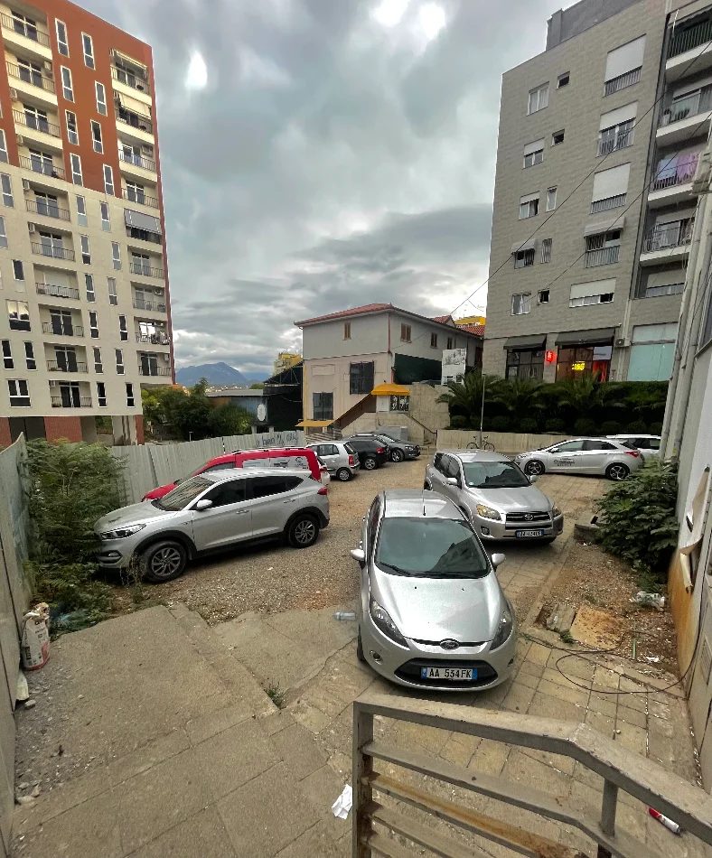 Tirane, shes Shitet ambient bisnensi 180m2 +20m2 veranda+ parking privat! Me hipotek! 325.000 €