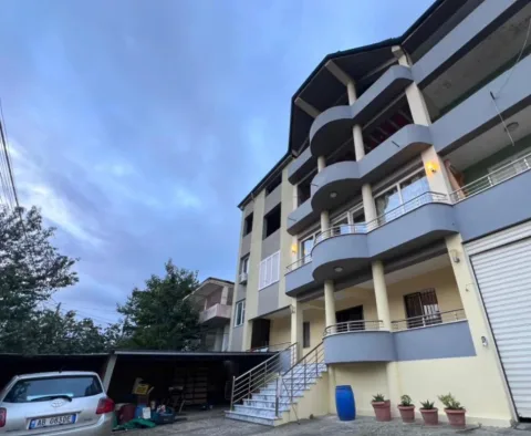 Tirane, jepet me qera ambjent biznesi Kati 4, 880 m² 1.500 € (PORCELAN)