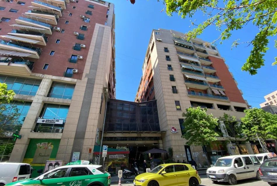 SHITET : Ambient Biznesi📍Qendra Galeria (Rruga e Barrikadave) - 179,000€ - S.68m² - Kati.2 || Mundesi shume e mire Inves