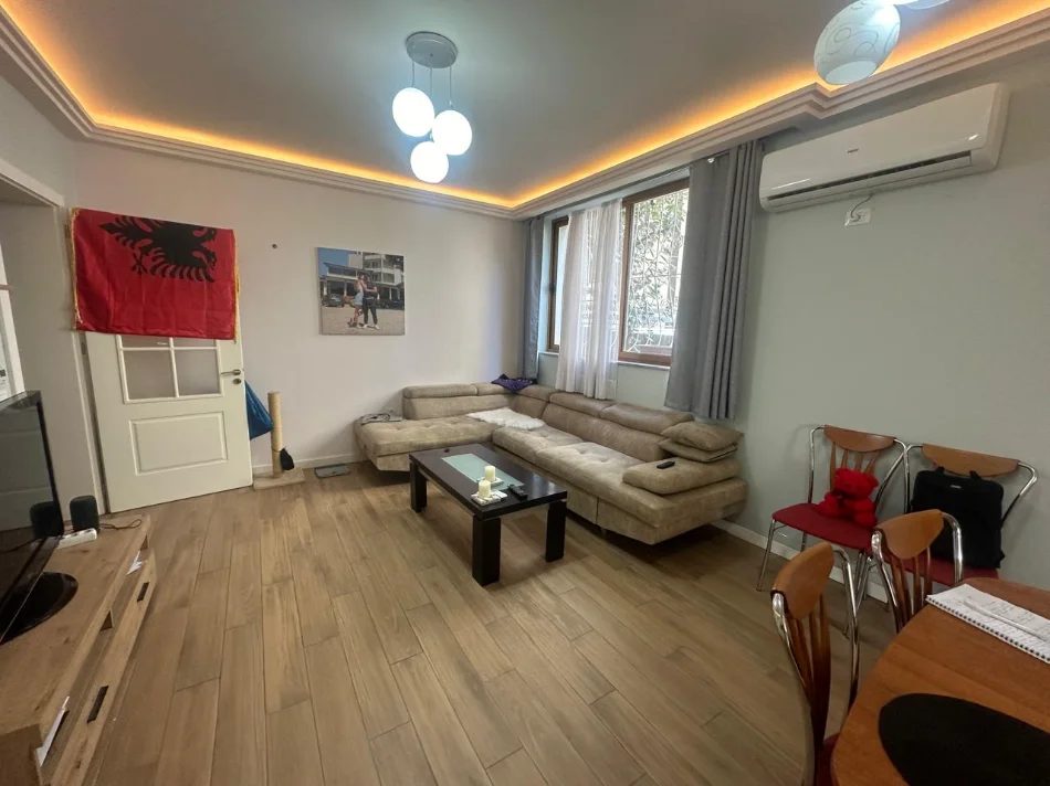 Tirane, jepet me qera Vile 1+1 Kati 1, 90 m² 600€ (Rruga e Kavajes/Qendra Glob)