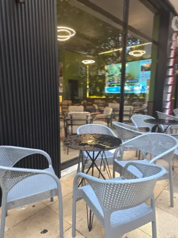 Tirane, shitet dyqan [ Aktualisht Bar Kafe ]Kati 0, 72 m² 140.000 Euro ]€ (Fresku, ne zonen e Rest. Freskut.)
