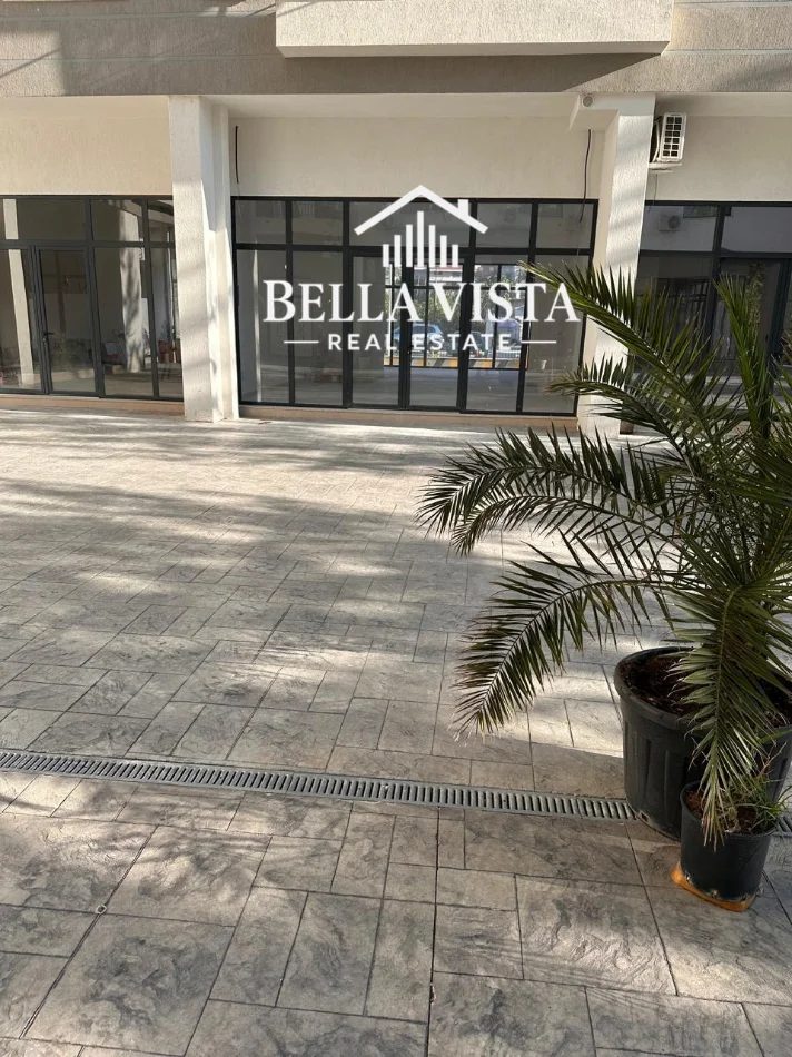 Vlore - Lungomare, shitet dyqan Kati 0, 67 m² 170.000 € (Rruga Duro Shaska, Vlore)