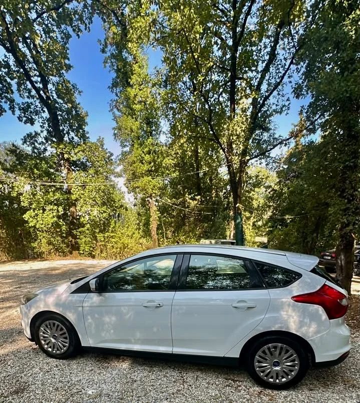 Tirane, shitet makine Ford Focus Nafte, e bardhë manuale Kondicioner 47.000 km 600.000 €