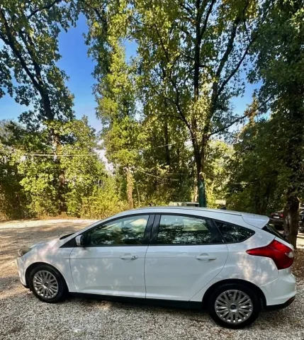 Tirane, shitet makine Ford Focus Nafte, e bardhë manuale Kondicioner 47.000 km 600.000 €